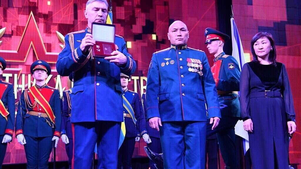     Старший лейтенант Эдуард Норполов, командир роты спецназа героически погиб смертью храбрых 4 октября прошлого года.