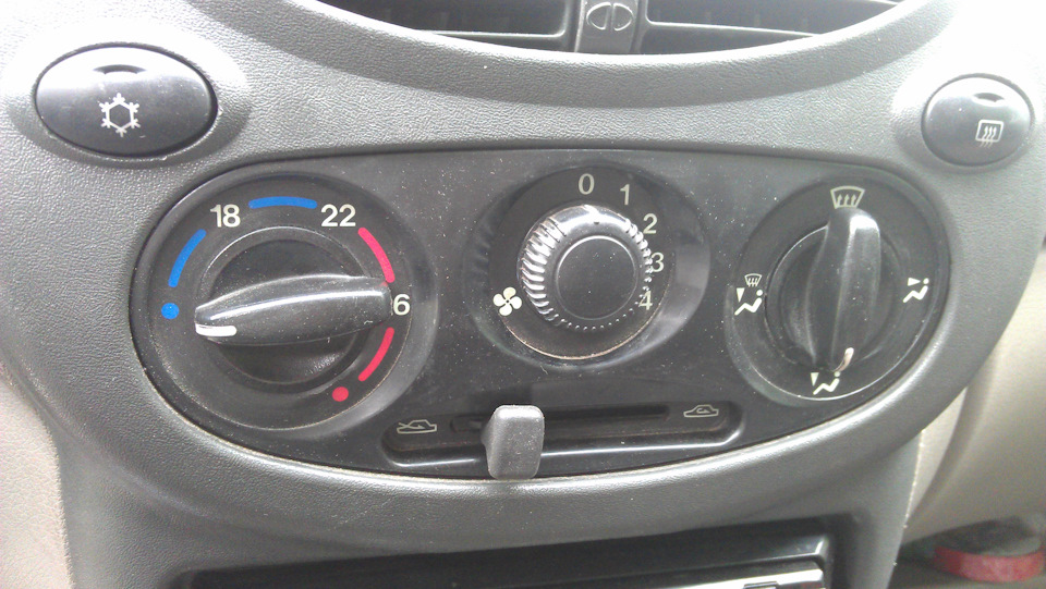 Для удобства нужно перевести регулятор температуры в самое холодное положение (при включенном зажигании), что сам я забыл сделать, и на предыдущем фото видно как заслонка (желтого цвета) прижата к радиатору и будет мешать снимать старый и устанавливать новый радиатор.