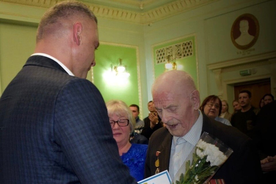     Ордена передали родственникам погибших. Фото: газета «Народное слово»