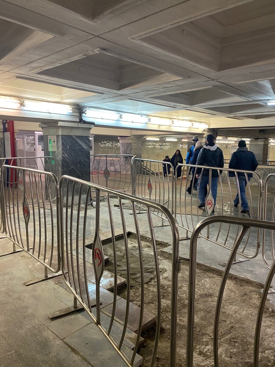 📷 2: Демонтированы старые турникеты, которые располагались ближе к станции.