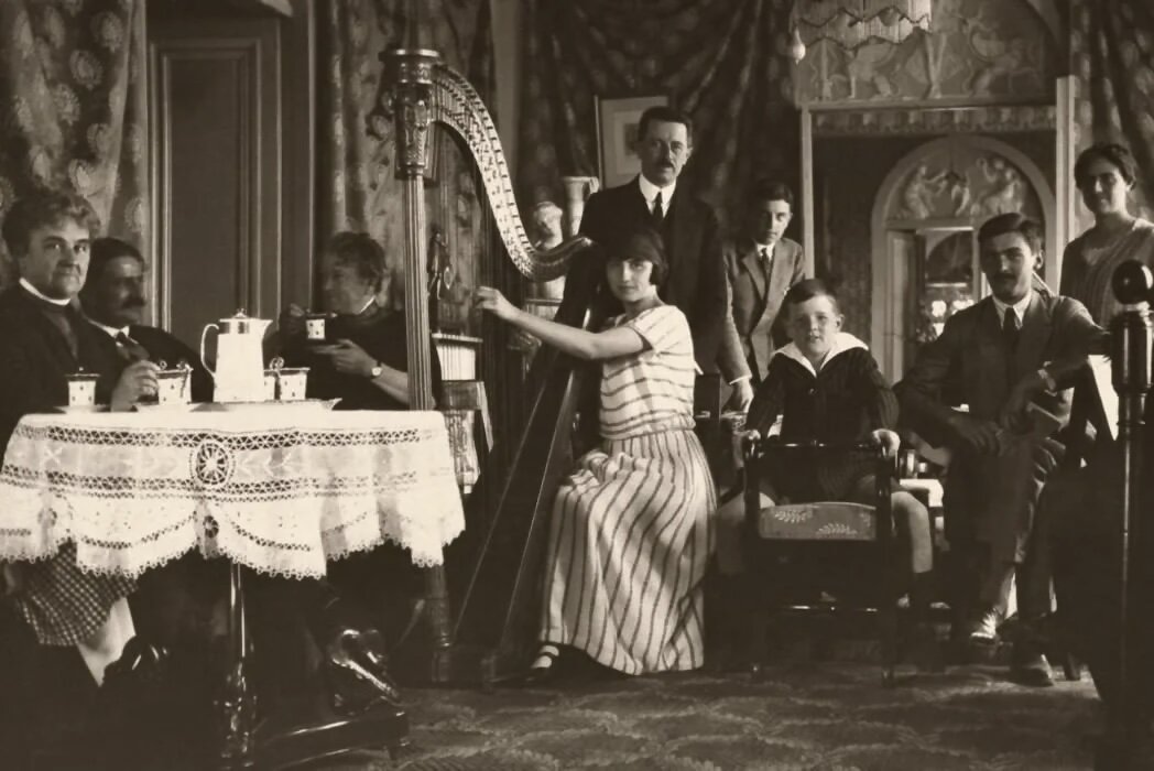 Чаепитие. Довоенное фото
