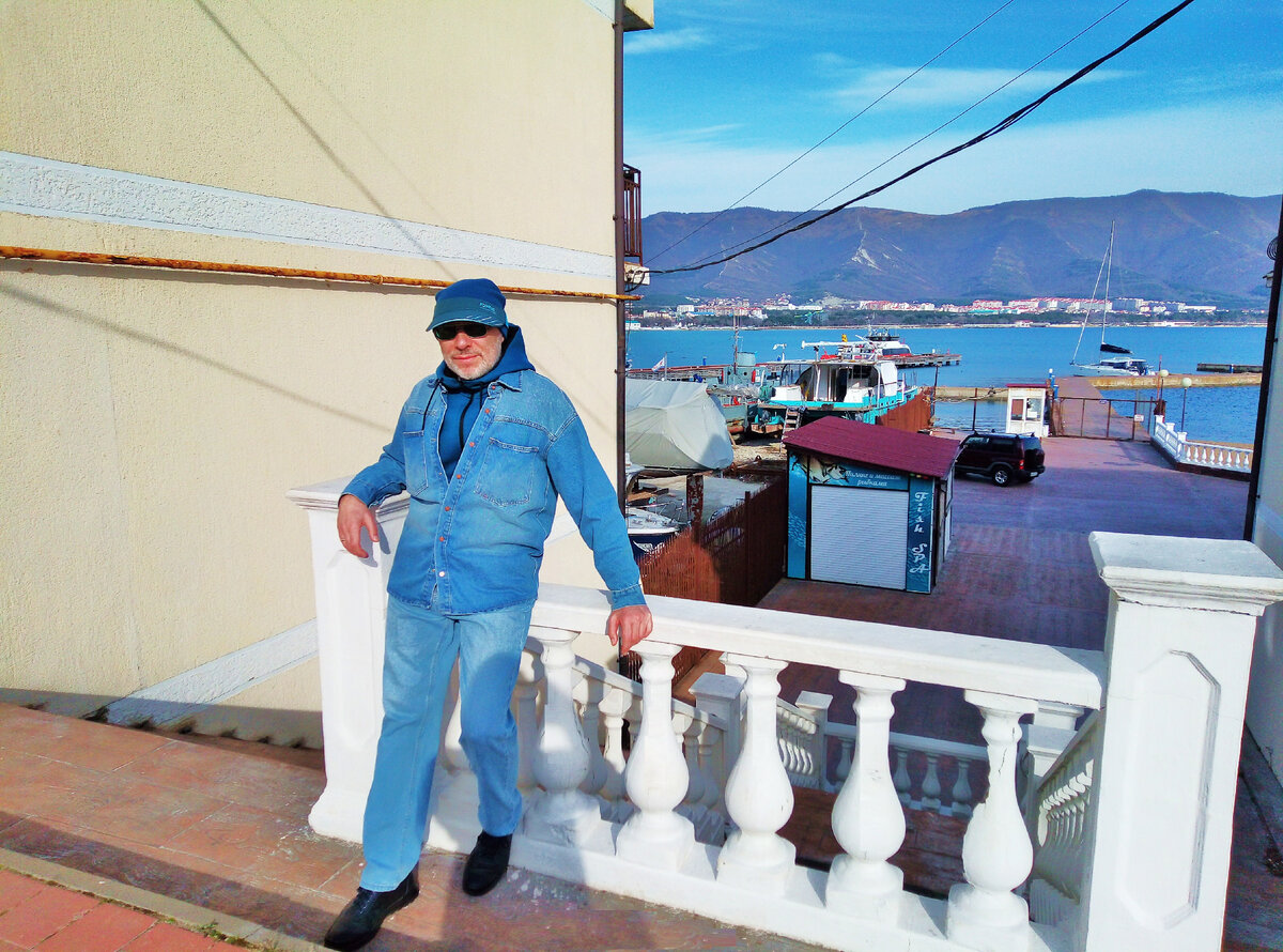 Автор рассказа - Михаил Лекс. (На фото Тонкий мыс, тихая гавань в Геленджике)