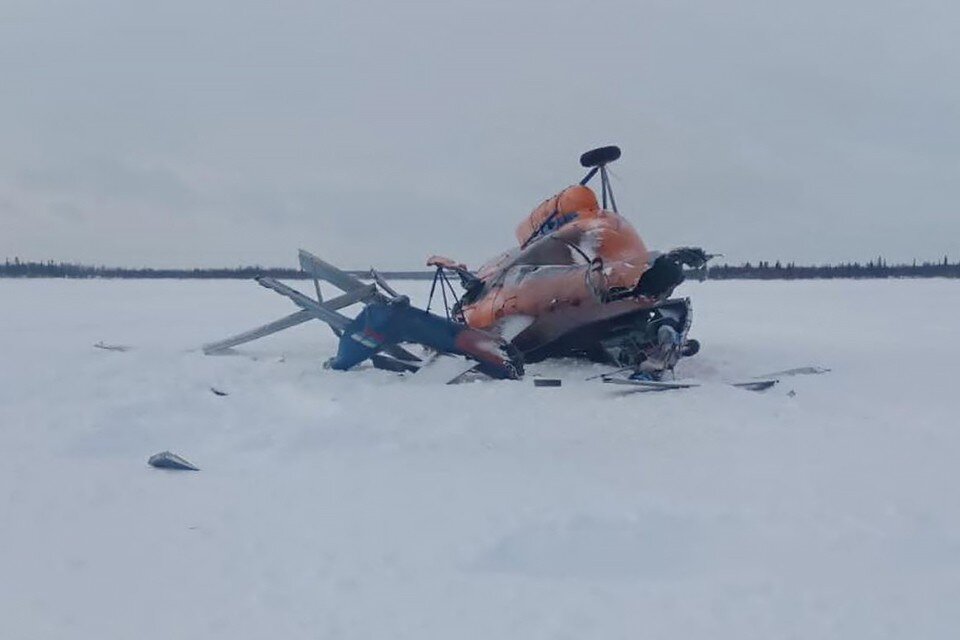    В соцсетях опубликовали фото с места крушения рейсового вертолета Ми-8, который летел из Краснощелья в Ловозеро. Фото: ГУ МЧС по Мурманской области