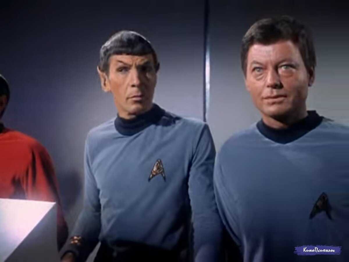 "Star trek", скриншот. Мистер Спок и доктор Маккой.