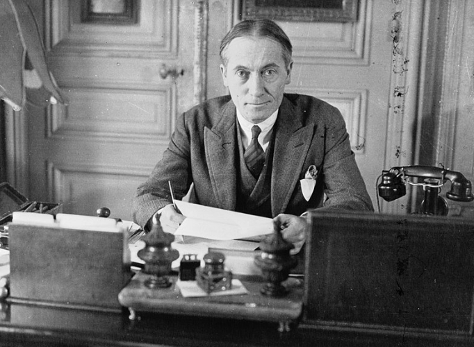 Морис Декобра Французский писатель. Родился: 26 мая 1885 г. Умер: 1 июня 1973 г. (88 лет)