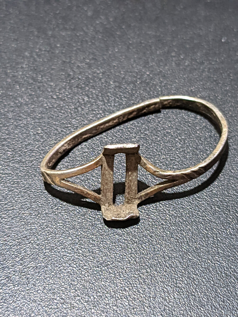 Сломанное  серебряное кольцо