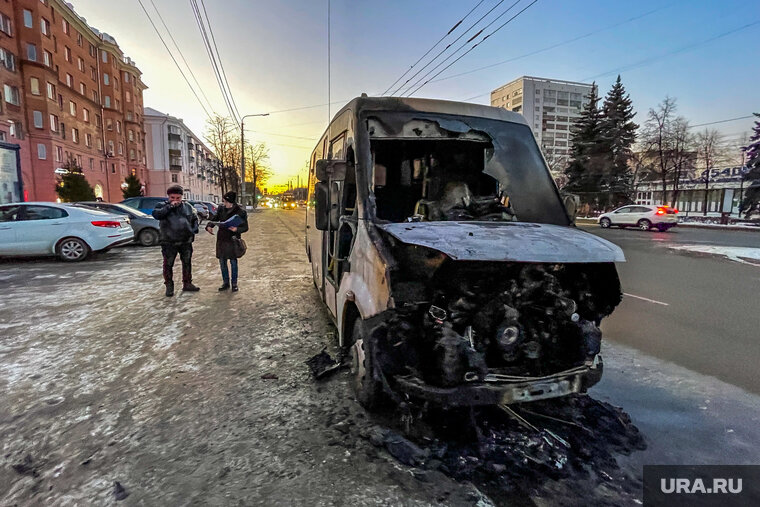    Огонь спалил три машины маршрутного такси в Златоусте