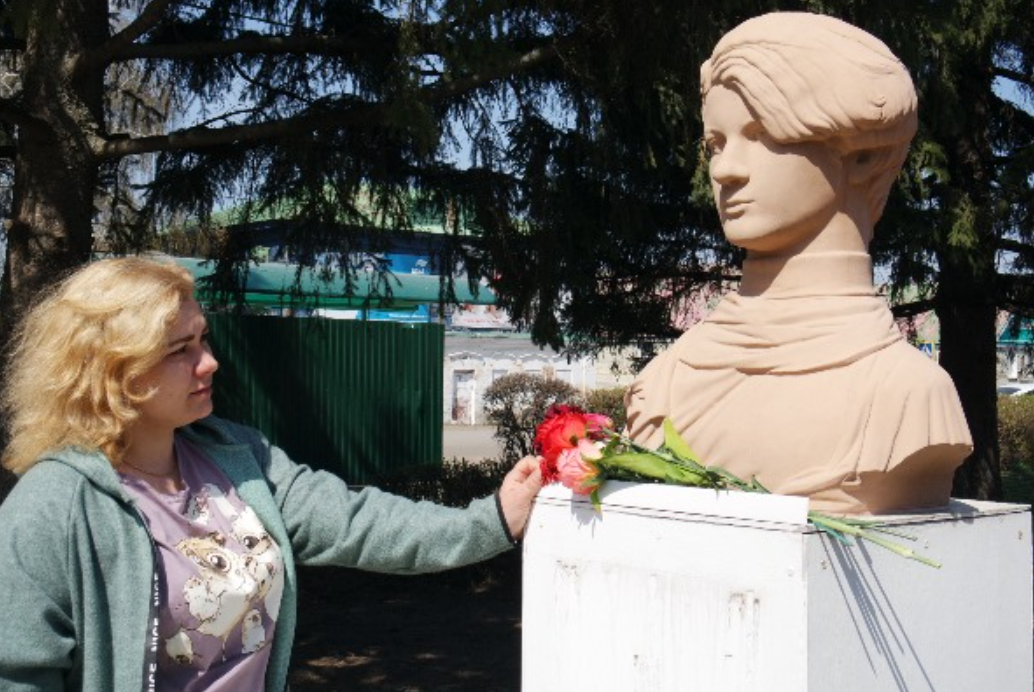 Племянница Анна Неретина у памятнике родной тёти Марины Плотниковой