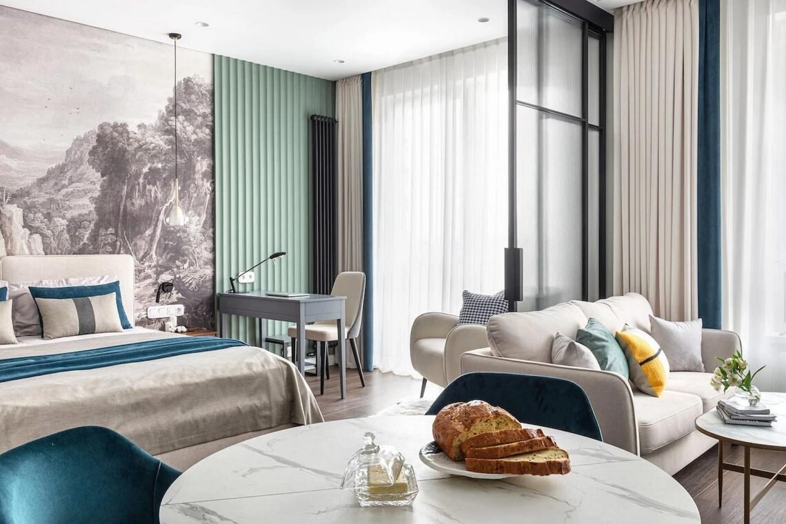 Мрамор, латунь и дерево. Просторный интерьер с изысканными деталями