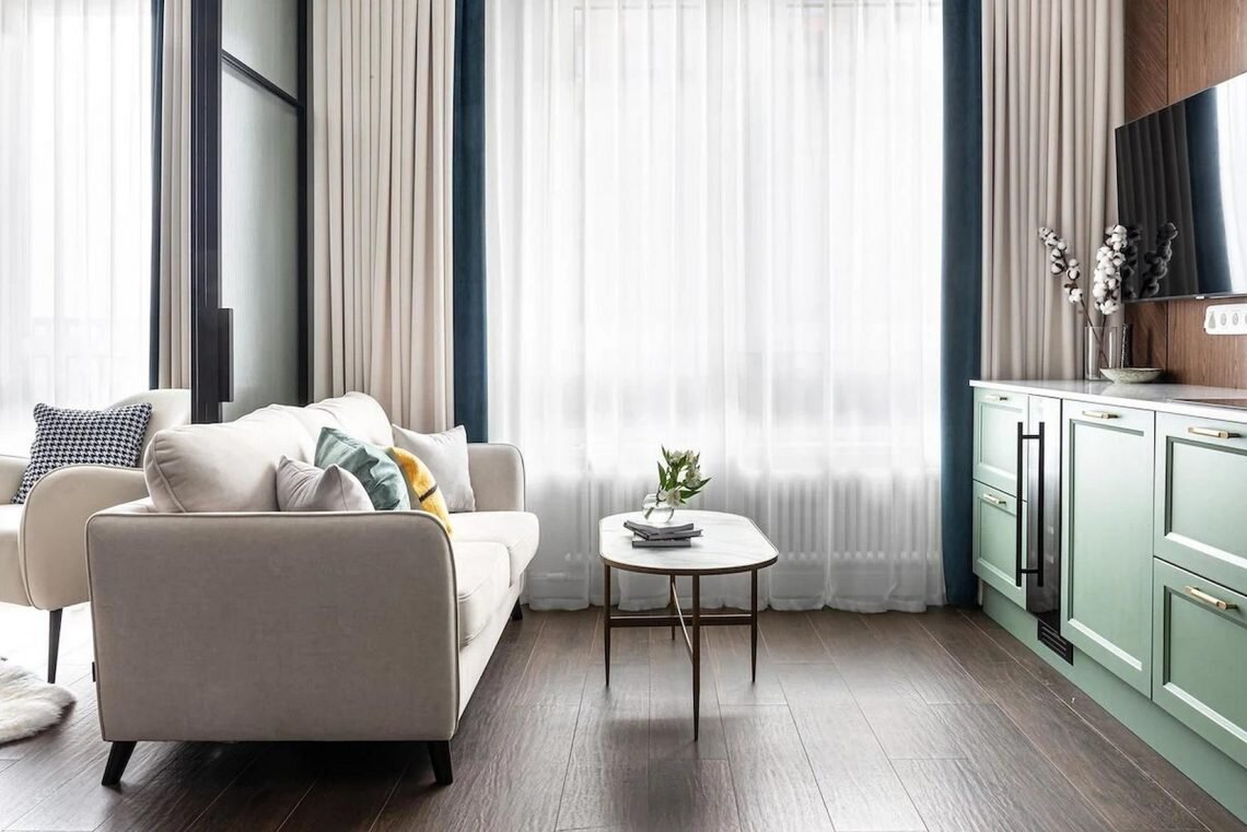 Мрамор, латунь и дерево. Просторный интерьер с изысканными деталями