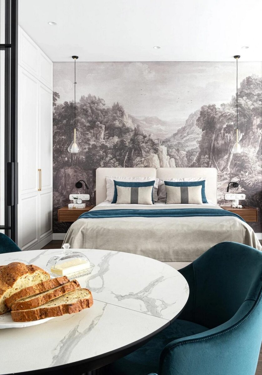 Мрамор, латунь и дерево. Просторный интерьер с изысканными деталями