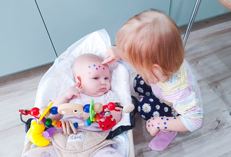 С двумя маленькими детьми жить непросто, и это только в глянцевых журналах пишут, что "дети - это счастье"