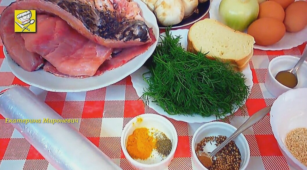 Филе карпа (сазана), грибы, яйца, зелень, специи и т.д.( состав см.ниже). Для скручивания рулета- пищевая плёнка.