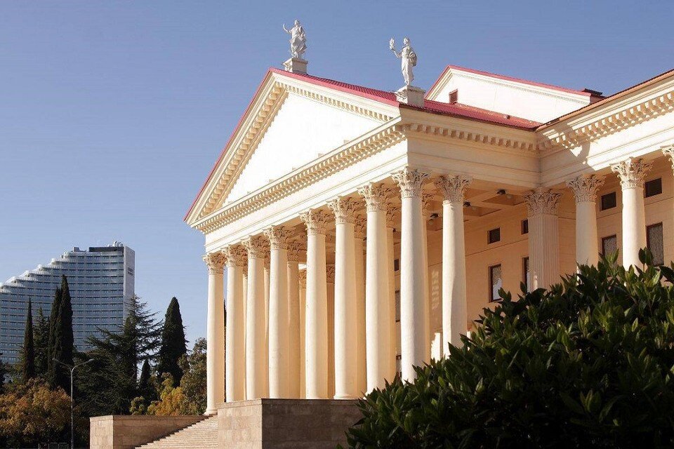     Акция направлена на возрождение традиции посещения театров в вечернем дресс-коде.