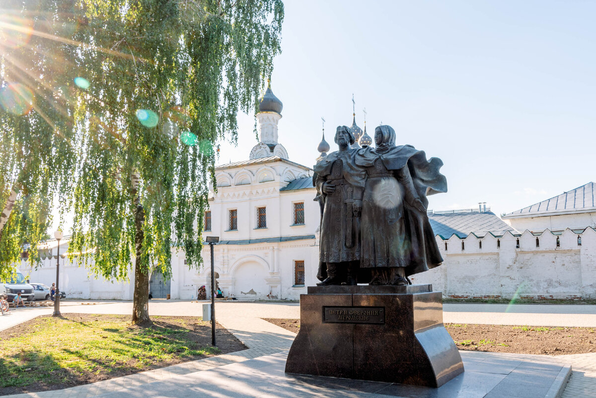 памятник петру и февронии в москве