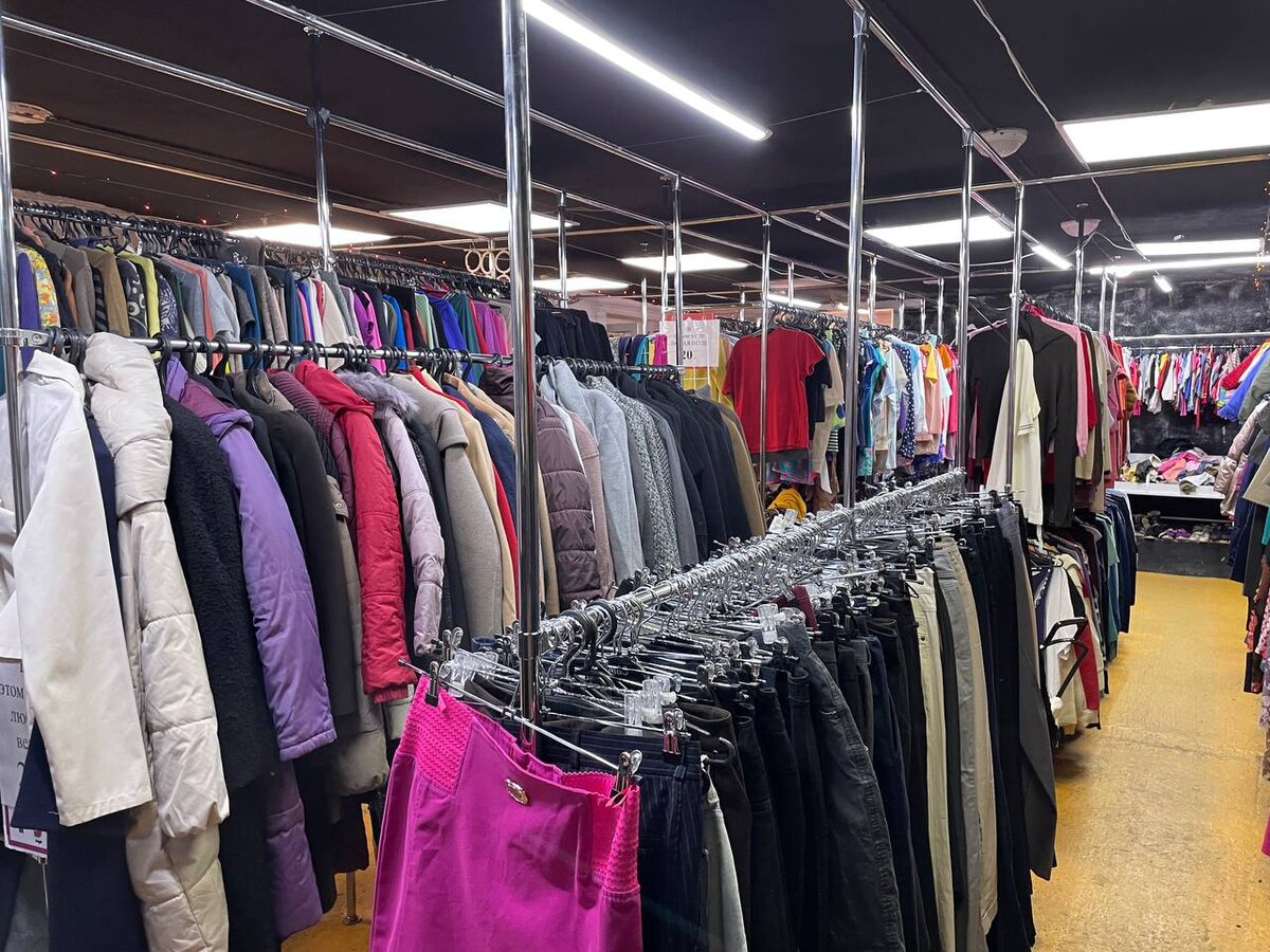 Вещи висят на вешалках, что уже неплохо ( в некоторый секондах их скидывают в кучу). 