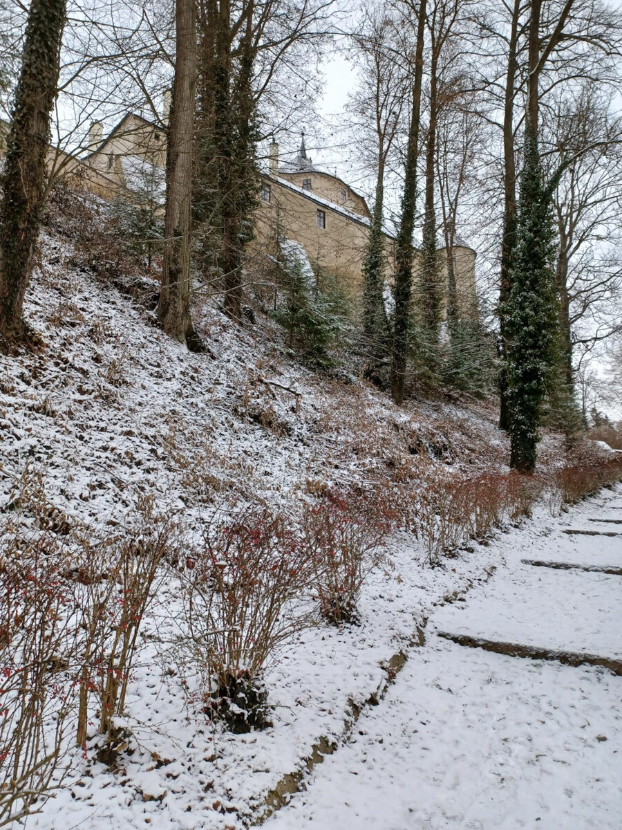 Поднимаемся к замку…
