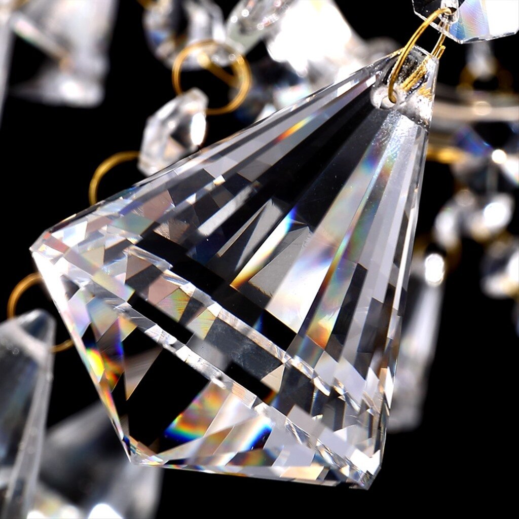 Игра света и тени в хрустальных подвесках люстры