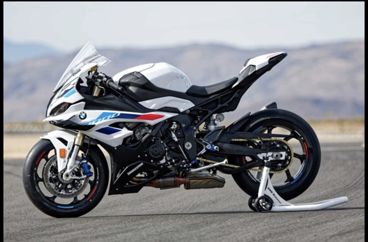 BMW S1000RR- Максимальная скорость мотоцикла 299 км/ч. 