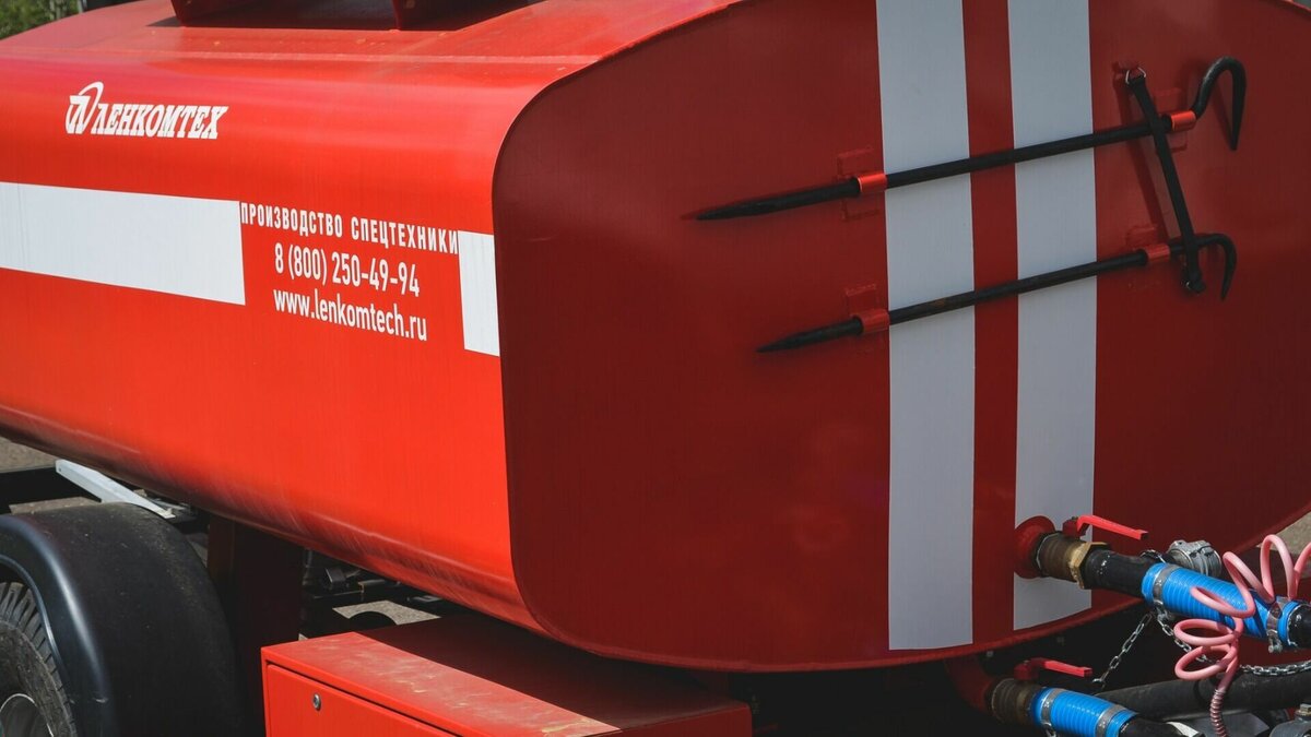     Серьезный пожар бушует в эти минуты в Тюмени на улице Чекистов, 34. По словам очевидцев, горит административное здание – клубы черного дыма, поднимающегося вверх, видны во многих районах областной столицы.