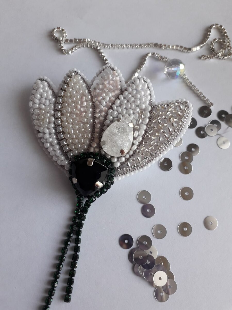 Так выглядит готовая брошь