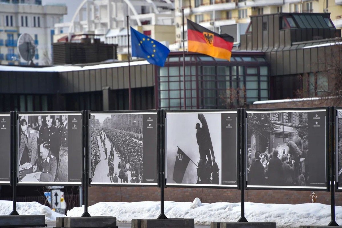    У посольства Германии в Москве открылась фотовыставка «Чтобы помнили»
