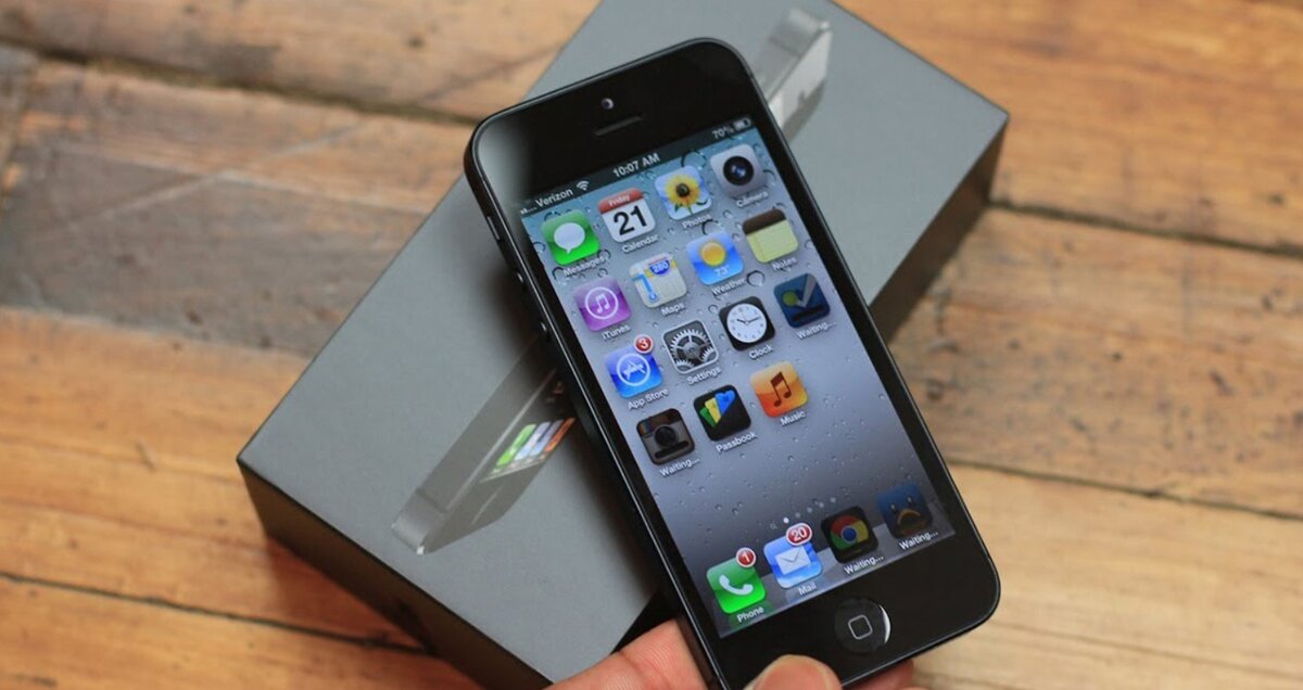 iPhone 5 (на фото)