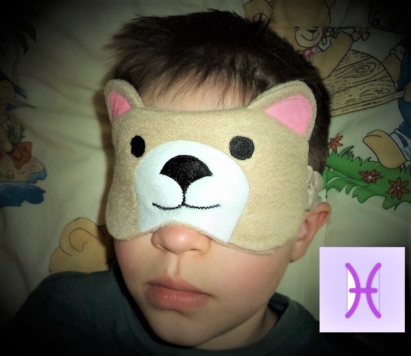 Есть ситуации, когда маска для сна необходима. Для маски могут быть использованы любые образы, в том числе и зверей. Маска Мишка показана на первом фото. Маска предназначена для ребенка 9 лет.