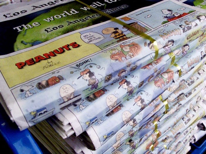 Стопки воскресного выпуска Los Angeles Times с заключительным воскресным комиксом «Арахис» карикатуриста Чарльза М. Шульца в газетном киоске 13 февраля в Голливуде. Шульц умер 12 февраля от рака толстой кишки в Санта-Розе, штат Калифорния, в возрасте 77 лет.