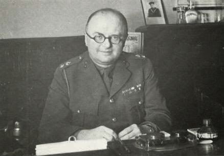 William Edward Hinchley Cooke. Осенью 1940 года "Куки" допросил некоторых из первых немецких агентов, прибывших в Англию, в том числе Хосе Вальдберга, Карла Мейера, Сьер Понса и Чарльза ван ден Кибума, трое из которых оказались на виселице (Понс был оправдан).
