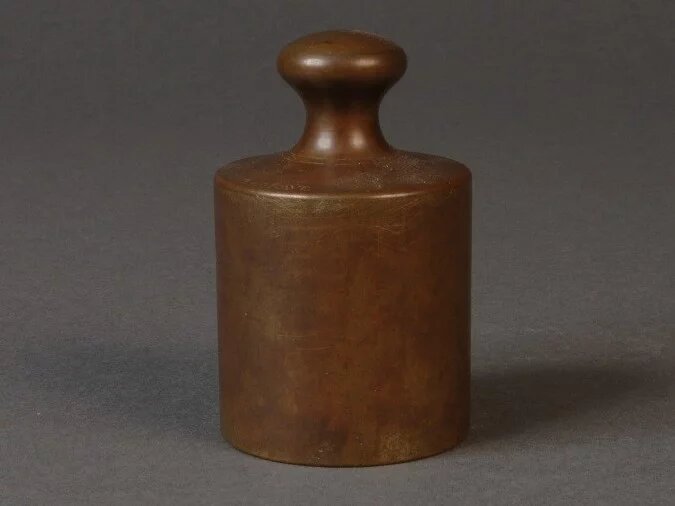 Этот цилиндр с ручкой 1793 года —  ранняя версия килограмма//NIST Museum
