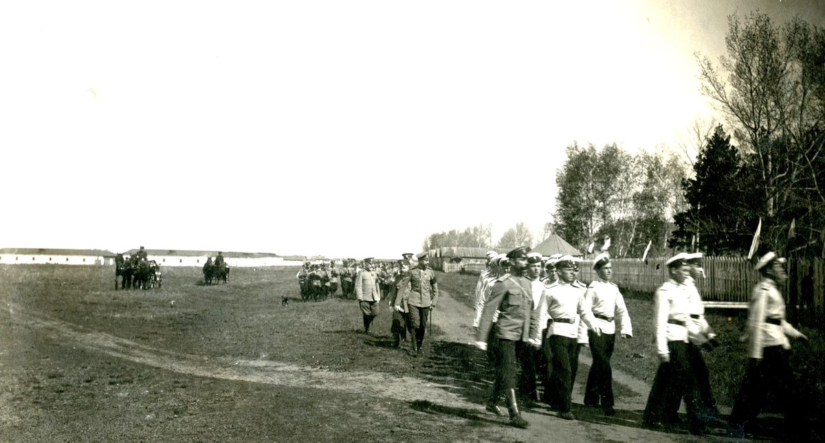 Кадеты выходят в лагерь.