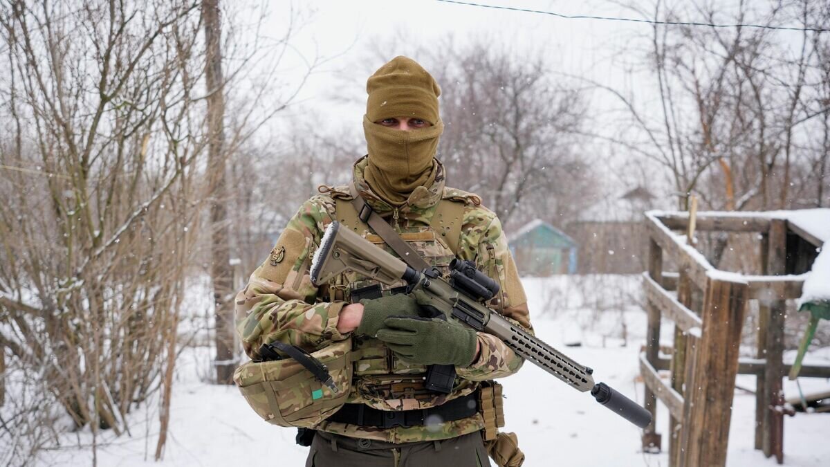    Украинский снайпер в Луганской области© AP Photo / Vadim Ghirda