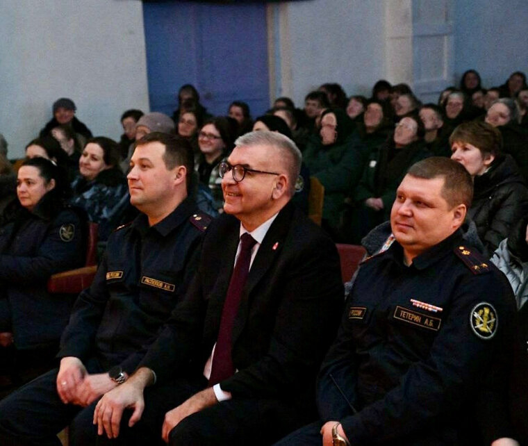    Игорь Сапко смотрел спектакль вместе с осужденными и сотрудниками ФСИН