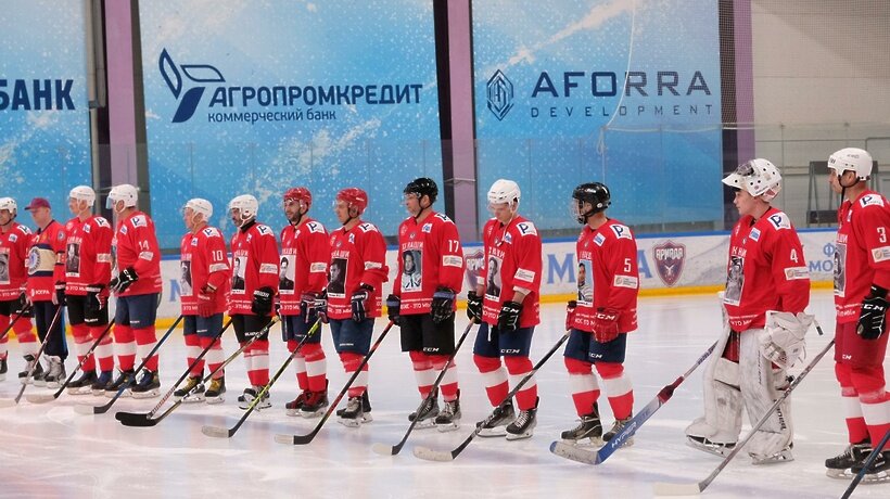    Товарищеский матч между командой космонавтов «Наши» и командой политиков, общественников и заслуженных хоккеистов «Красные звезды» на льду арены «Армада» в Одинцове ©Пресс-служба министерства физической культуры и спорта Московской области