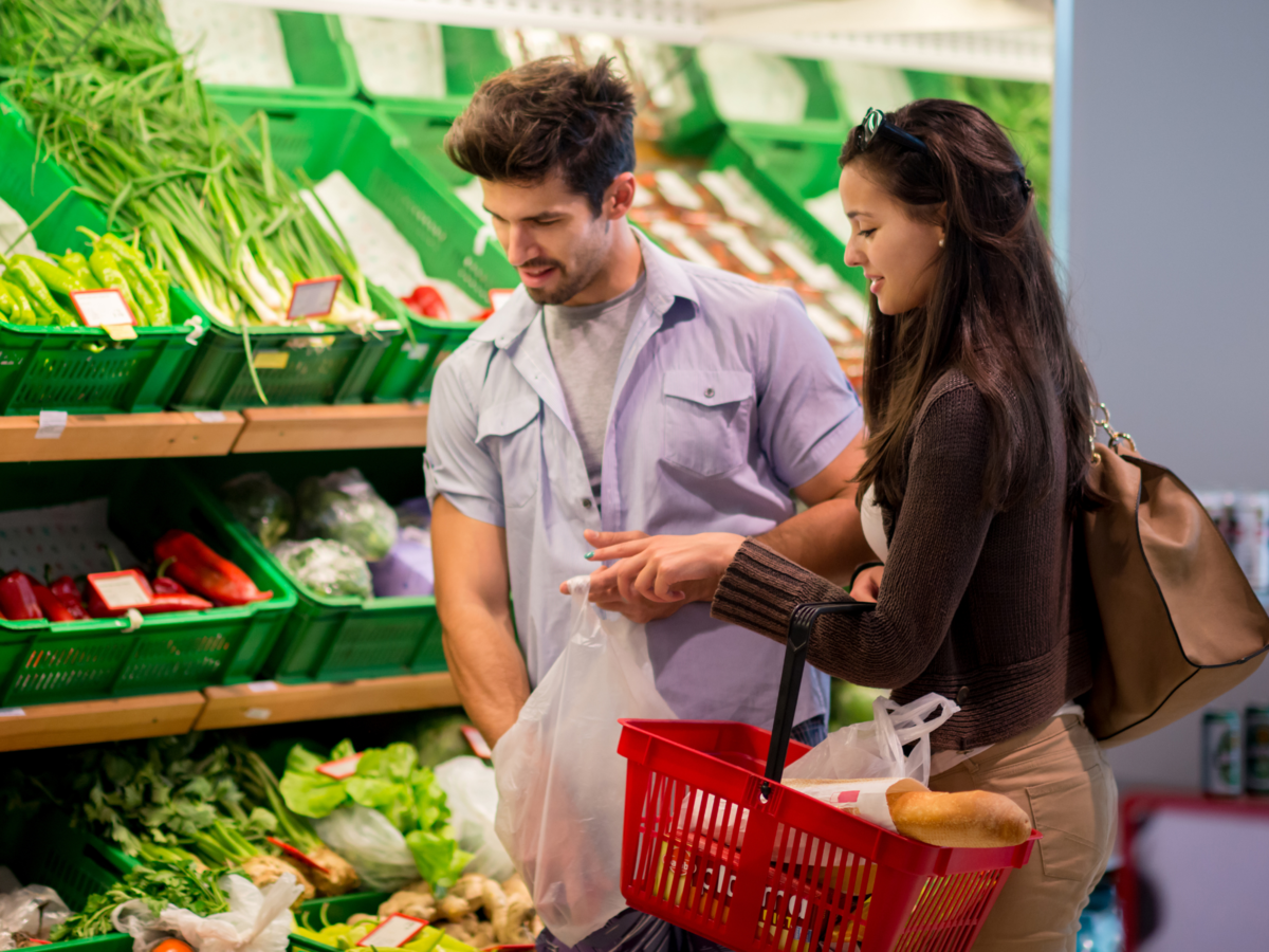 Peoples market. Семейная пара в супермаркете. Парень и девушка в супермаркете. Молодежь в магазине. Красивая пара в супермаркете.