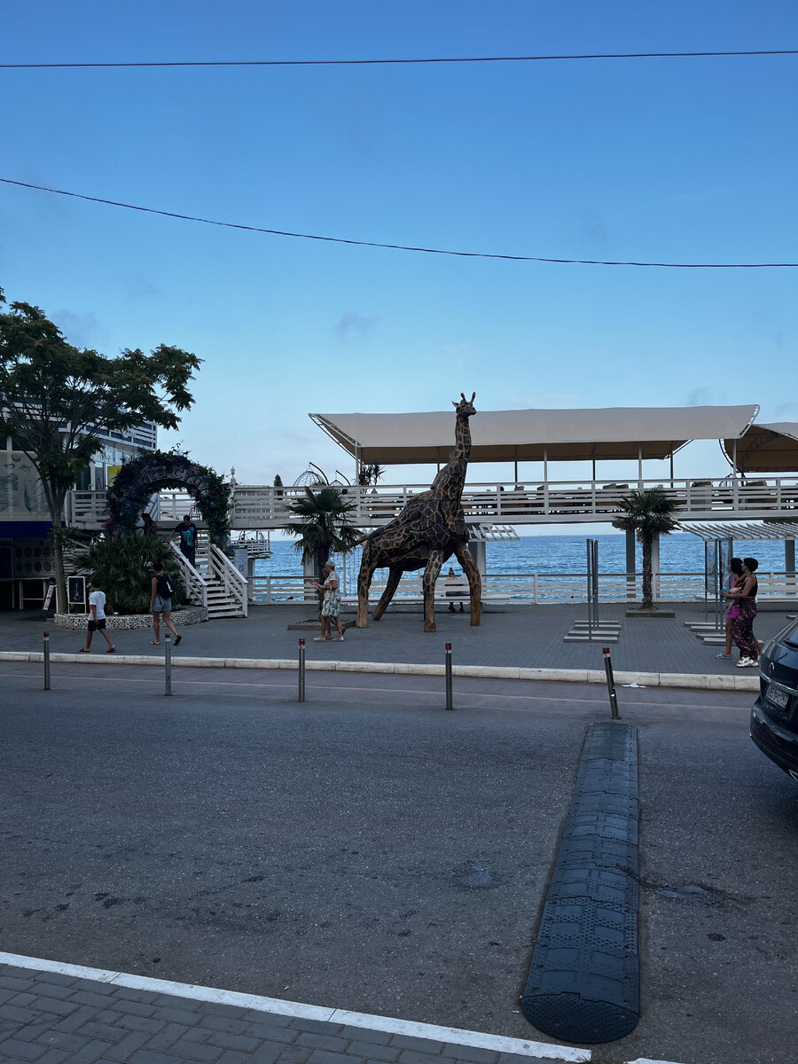 Ну это местная достопримечательность, народ очень любил фотографироваться около такого красавчика.