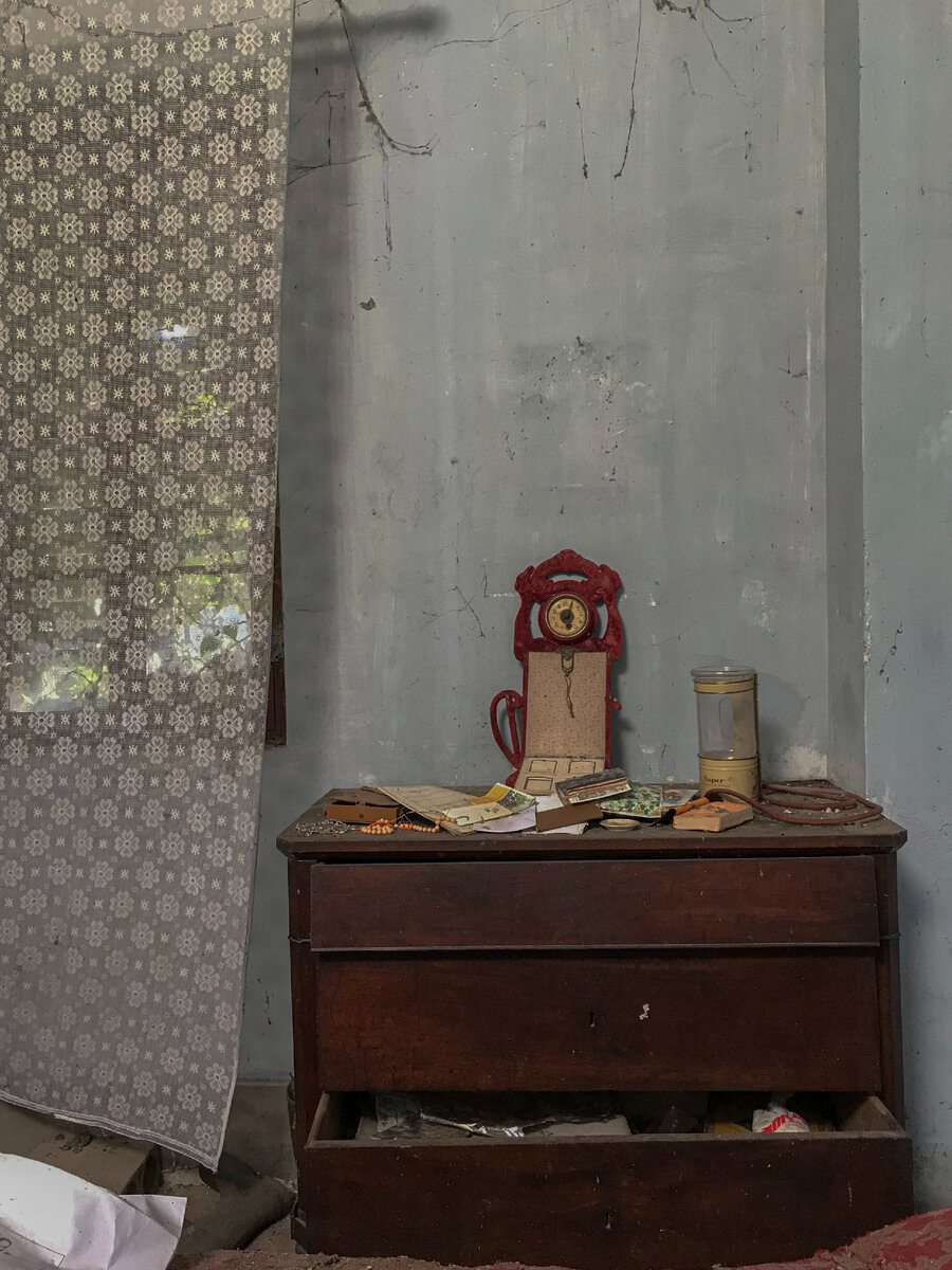 Am intrat într-o casă abandonată de sat și nu mă așteptam să găsesc acolo o capsulă a timpului.  Totul este la locul lui: de la mobilier la ochelari lustruiti