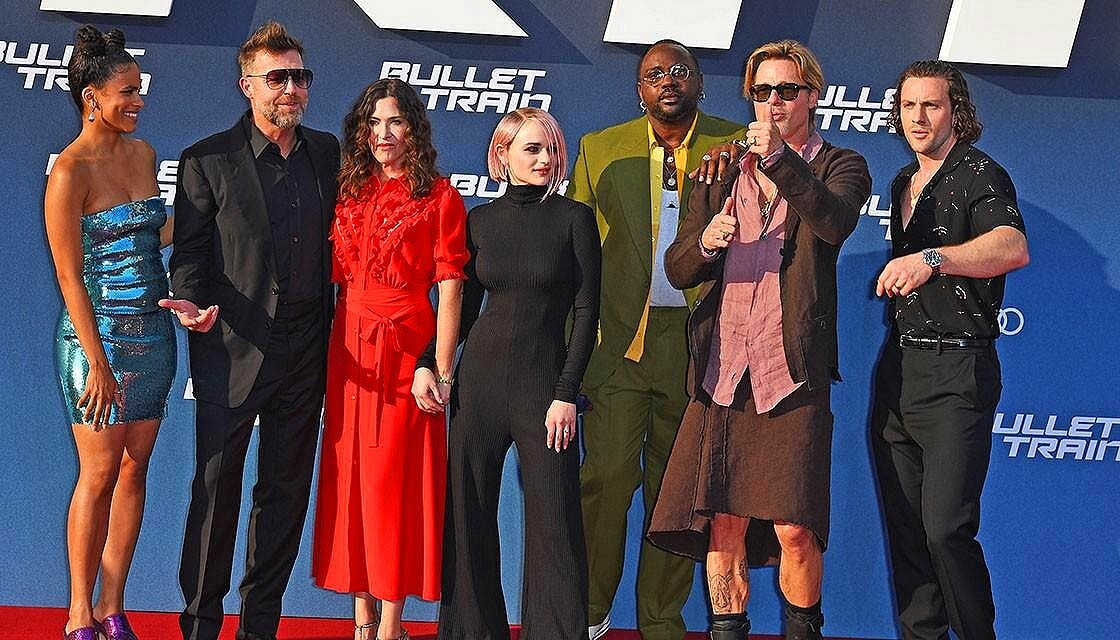 © Брэд Питт в юбке на премьере фильма "Быстрее пули" | Фото: Getty Images