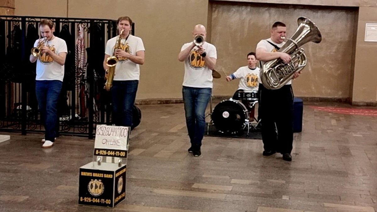 8 марта праздник буквально на каждом шагу. Оркестр в московском метро. Фото автора.