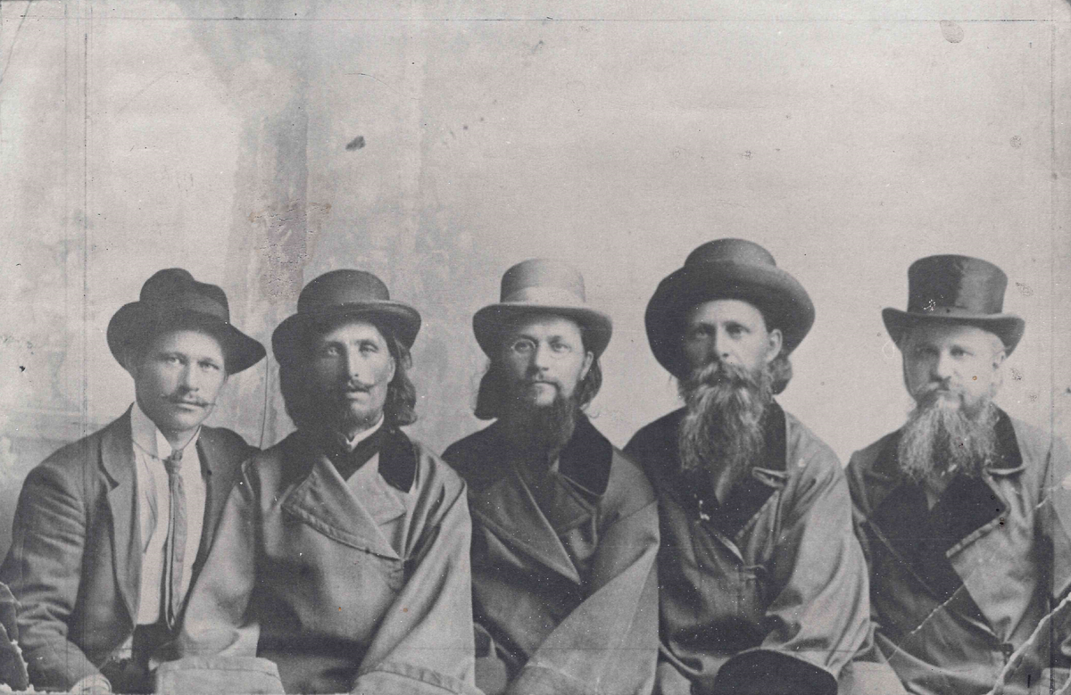 На фото (слева направо): Петр Павлович Ахматов, свящ. Александр Венедиктович Тресвятский, прот. Дмитрий Павлович Ахматов, свящ. Иоанн Павлович Ахматов, прот. Александр Павлович Ахматов (фотография из архива о. Владимира Дмитриева)