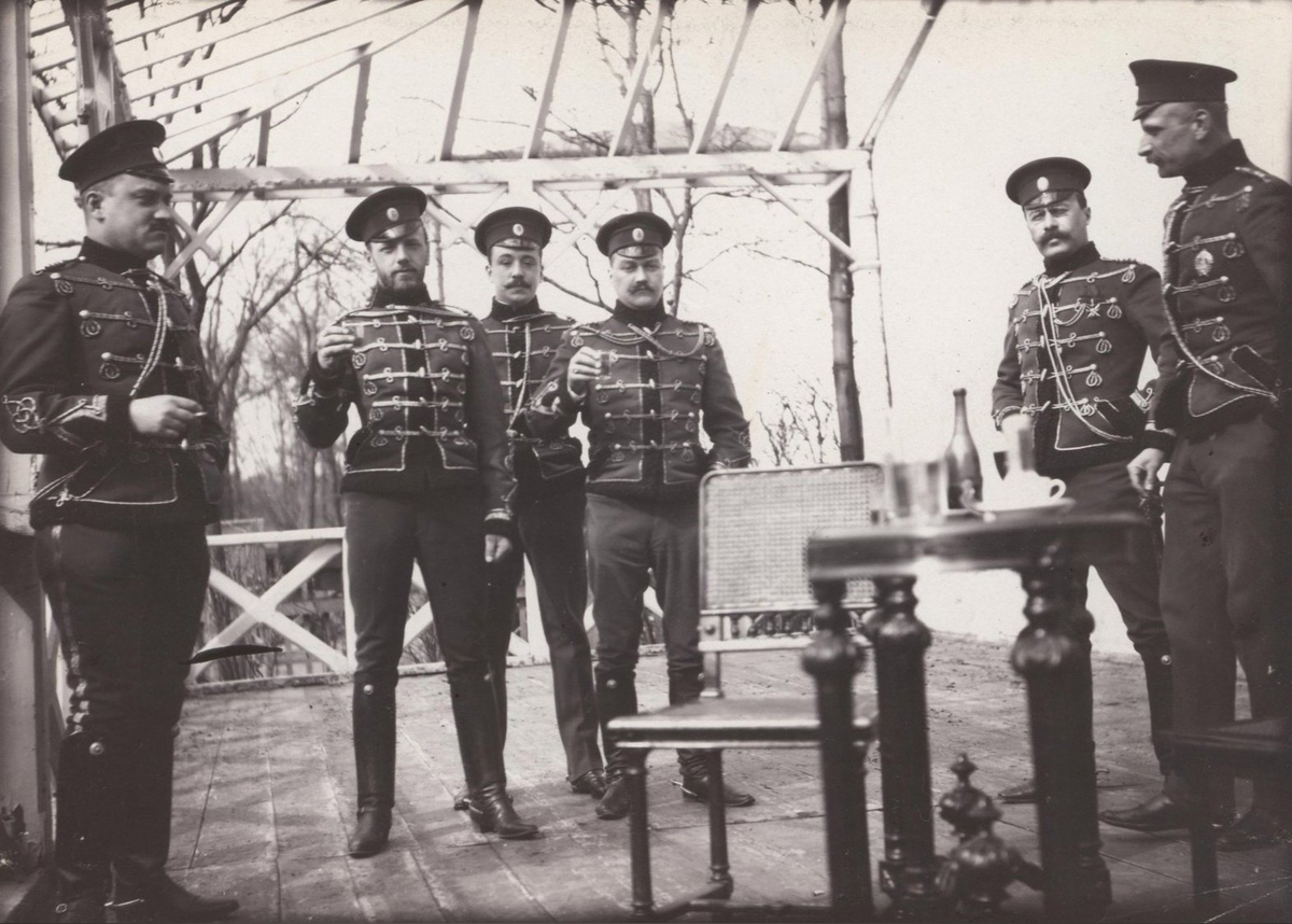Гродненские гусары на балконе Дежурки в Царском Селе, 1907