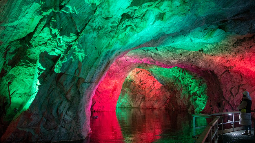 Футуристические снимки подземных штолен в этом красивом путешествии. 