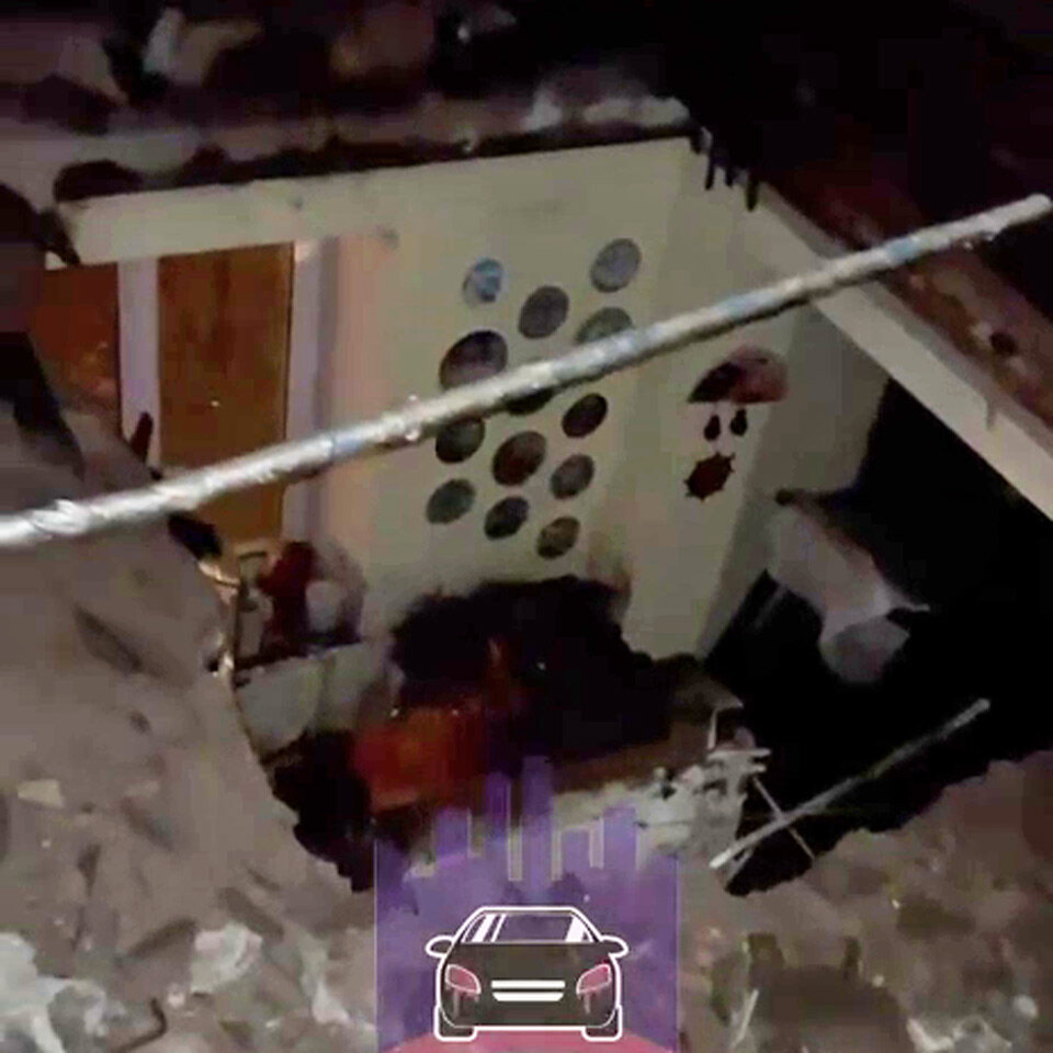     68-летний дом, где труба упала на крышу, проломив дыру в потолке квартиры 3 этажа