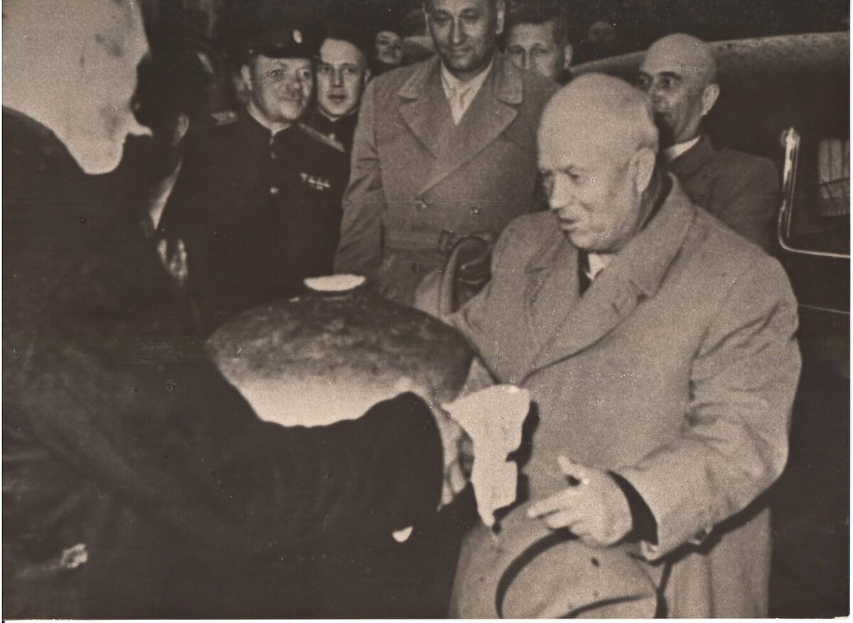 Первый секретарь ЦК КПСС Никита Сергеевич  Хрущёв на станции "Успенская" вместе с А. А. Гречко