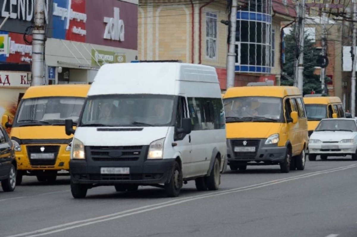    В Волгограде среди бела дня неизвестные обстреляли маршрутку с пассажирами