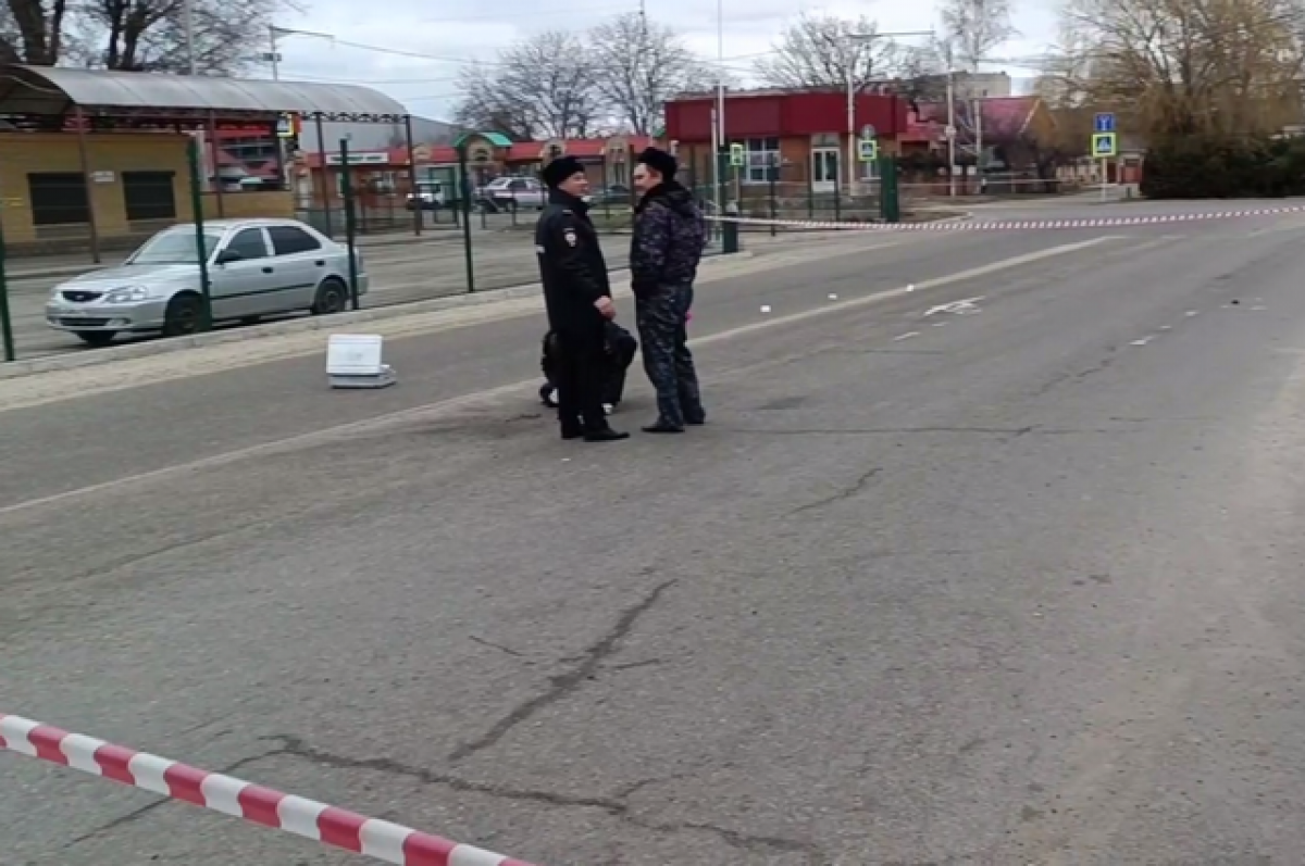    Взрыв произошёл прямо на проезжей части, там остался след.