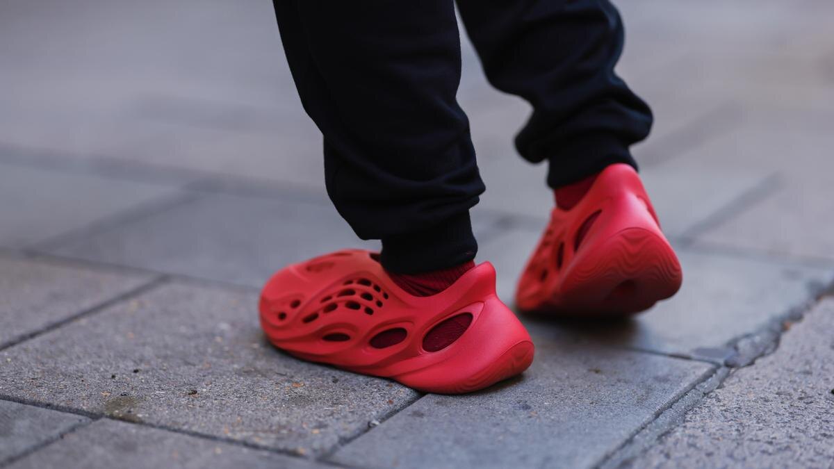    Мужчина в красных кроссовках Yeezy:Jeremy Moeller/Getty Images