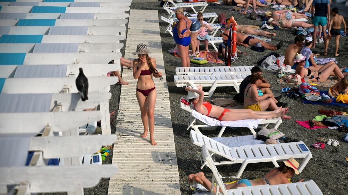    Отдыхающие на пляже "Цирк" в Сочи© РИА Новости / Нина Зотина
