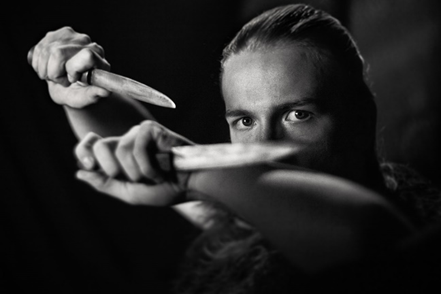 Продолжаю серию статей. Я не рассматриваю ножевой бой вообще. Моя тема – использование ножа в ситуации самозащиты\самообороны. Как и все направления ПРБ, работа ножом и против ножа полна мифов. Как и все мифы, мифы ножевого боя могут содержать в себе какую-то долю истины, а могут и не содержать ни крупицы ее. Попробуем в них разобраться. При этом я буду рассматривать, так сказать, мифы ЗА нож в самозащите и мифы ПРОТИВ. 